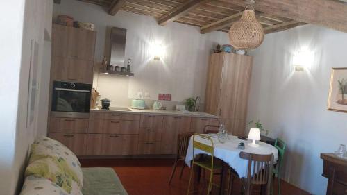 - une cuisine avec une table et un comptoir dans l'établissement Maison de Caractère au coeur du village, à Castifao