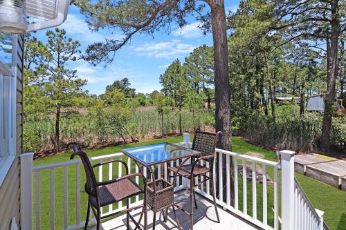 Serenity at Oyster Bay, Water access & firepit!にあるバルコニーまたはテラス