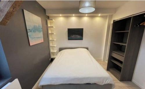 - une petite chambre avec un lit et une étagère dans l'établissement Apartment on Rue Morvan, à Paris