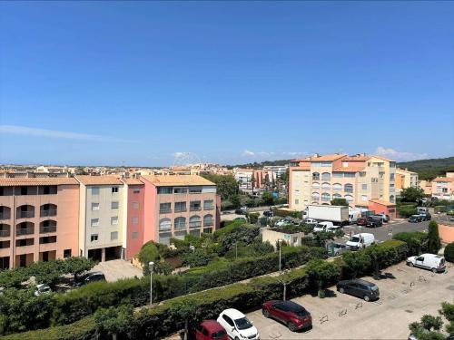 une ville avec des voitures garées dans un parking dans l'établissement Studio 3 couchages CAP D'AGDE CT395-050, au Cap d'Agde