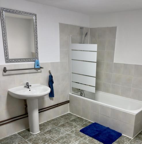 a bathroom with a sink and a tub and a mirror at casa de lucas in Caniles