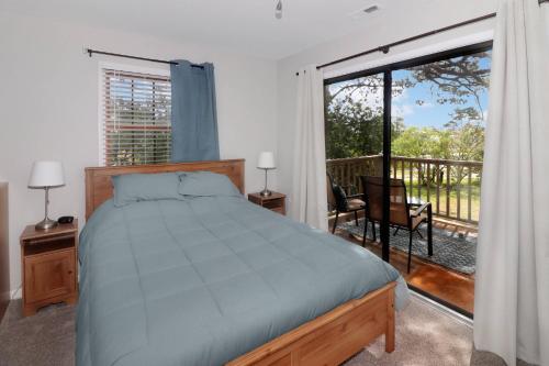 Ένα ή περισσότερα κρεβάτια σε δωμάτιο στο Shady Grove - Water views, Fireplace!