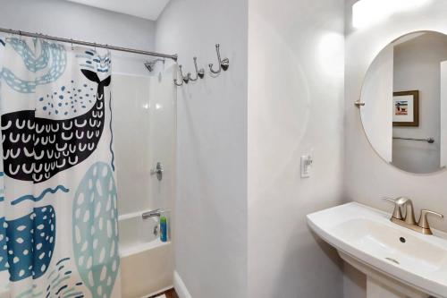 Ένα μπάνιο στο Shady Grove - Water views, Fireplace!