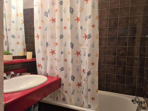 une salle de bain avec un lavabo et un rideau de douche dans l'établissement Studio cabine CAP D'AGDE CT340-411, au Cap d'Agde