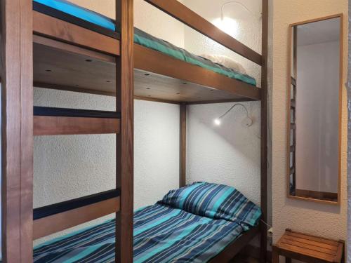 une chambre avec un lit superposé et un miroir dans l'établissement Studio cabine CAP D'AGDE CT340-411, au Cap d'Agde