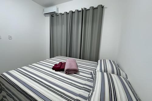 Ένα ή περισσότερα κρεβάτια σε δωμάτιο στο Aconchegante Apartamento com Ar Condicionado