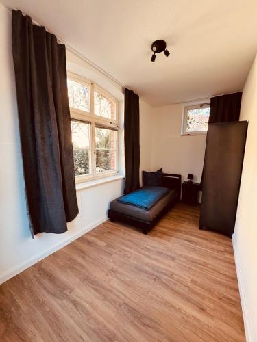 エアフルトにあるSteinplatz Studioのリビングルーム(ベッド1台、窓2つ付)