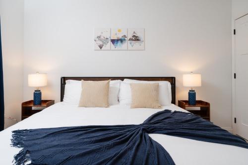 Postel nebo postele na pokoji v ubytování Decadent Haven Spacious 2BR 2BA 2 King Beds WFH GYM