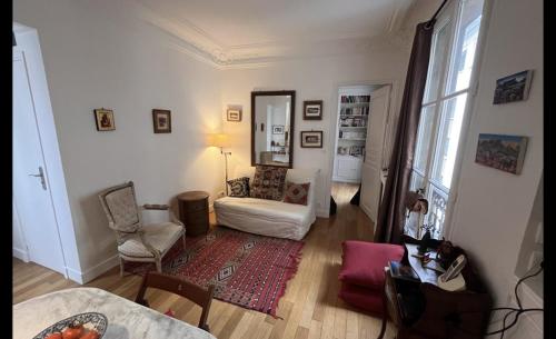 Bright apartment on Rue Ballu