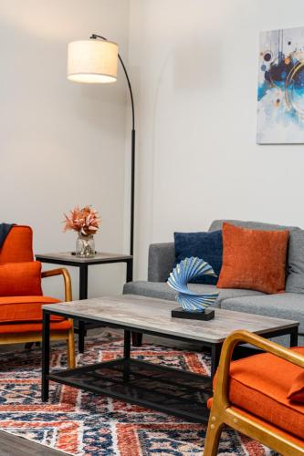 Posezení v ubytování Decadent Haven Spacious 2BR 2BA 2 King Beds WFH GYM