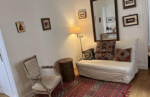 un salon avec un canapé et une chaise dans l'établissement Bright apartment on Rue Ballu, à Paris