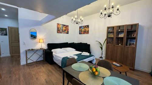 - une chambre avec un lit, des tables et des chaises dans l'établissement Central Riviera Charm, à Nice