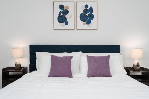 Postel nebo postele na pokoji v ubytování Purple Rain Spacious 2BR 2BA 2 King Beds Gym WFH