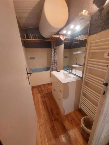 une salle de bain avec un lavabo et un miroir dans l'établissement Maison accueillante à Gréolières avec cheminée, à Gréolières