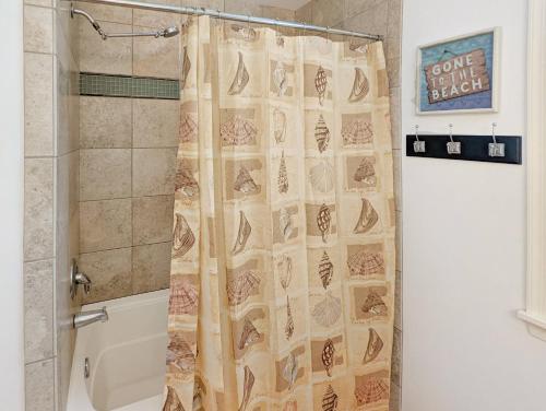 Bilik mandi di Shell Cottage - Pet friendly, Hot tub, Fenced yard!