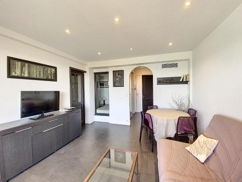 1-bedroom beachfront apartment with sea view