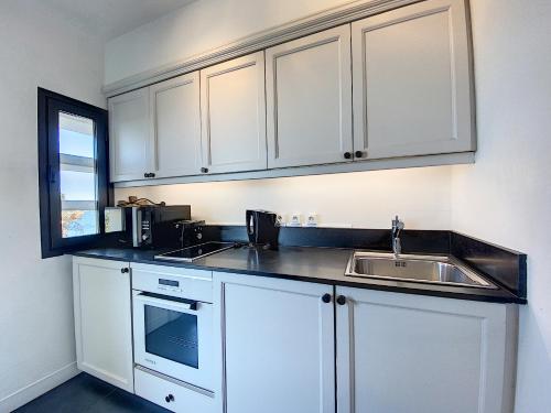 Køkken eller tekøkken på 1-bedroom beachfront apartment with sea view