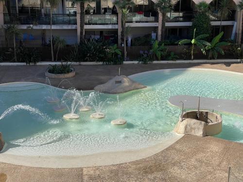 - une piscine avec une fontaine dans un complexe dans l'établissement Appartement T2 bord de mer piscine 2025, à Cannes