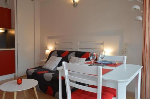 un salon avec une table et un canapé dans l'établissement Studio CAP D'AGDE CT495-305, au Cap d'Agde
