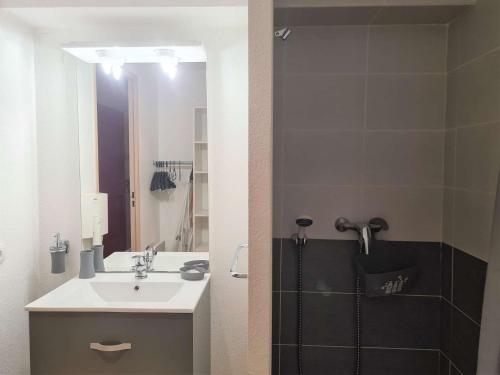 une salle de bain avec un lavabo et une douche dans l'établissement Studio CAP D'AGDE CT495-305, au Cap d'Agde
