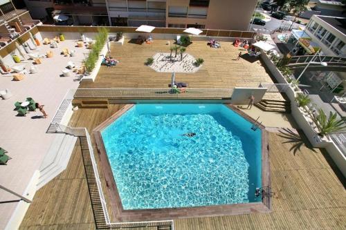 - une vue sur la piscine située dans un bâtiment dans l'établissement Studio CAP D'AGDE CT495-305, au Cap d'Agde