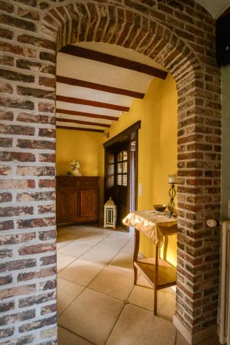 an archway in a room with a table in it at A l'Etang du Trieu in Pecq