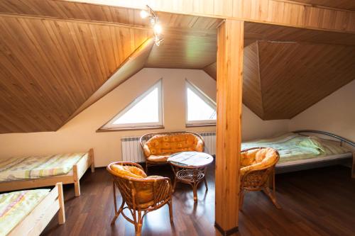 ヴィスワにあるGościniec Zjazdowyの二段ベッド2台、テーブル、椅子が備わる客室です。