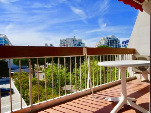 un balcon avec une table et une vue sur une ville dans l'établissement PGH N13 - Centre-Ville, Port avec Parking Privé, à La Grande Motte