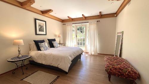 Postel nebo postele na pokoji v ubytování Unique Hout Bay House