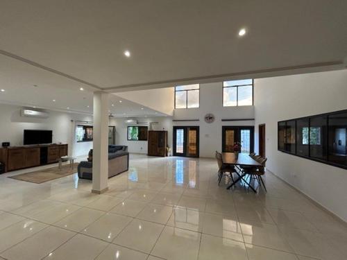 a large living room with a table and chairs at Villa moderne Lawsmat in Lomé