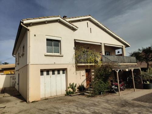 une maison blanche avec un garage dans l'établissement Le Pacha, à Lattes