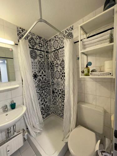 une salle de bain avec une douche, des toilettes et un lavabo dans l'établissement Hotel Room at Munich Central Station, à Munich