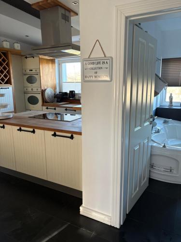 Η κουζίνα ή μικρή κουζίνα στο Schönes Ferienhaus unterhalb der Wasserkuppe Hilders