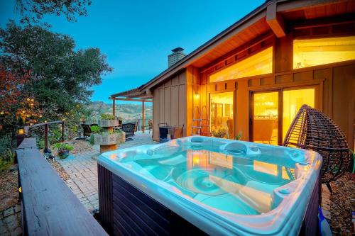 La alberca dentro o cerca de 3046 Skycrest Drive
