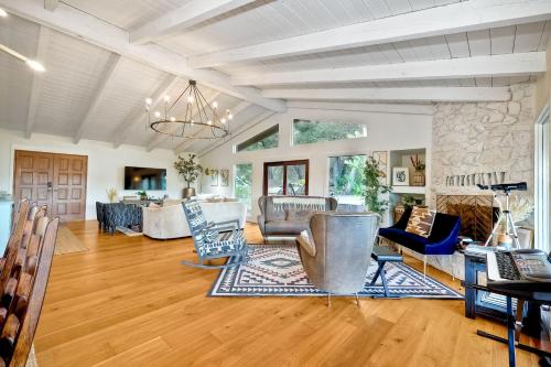 Un lugar para sentarse en 3046 Skycrest Drive
