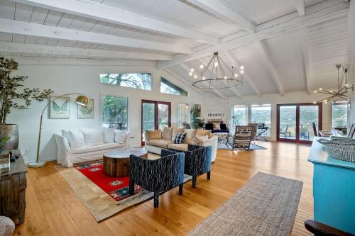 Un lugar para sentarse en 3046 Skycrest Drive