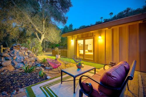 Un jardín fuera de 3046 Skycrest Drive