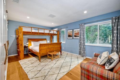 Una cama o camas en una habitación de 3046 Skycrest Drive