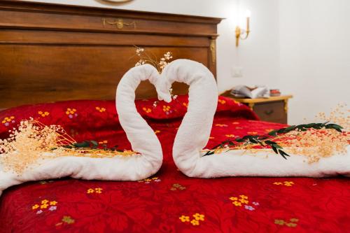 due asciugamani a forma di cuore seduti su un letto di Dimora Tizzi - Boutique Apartment - By Just Houses SRL ad Alessano