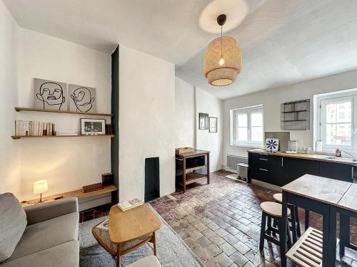 un soggiorno con un divano e un tavolo di Cosy Appartement, St Sebastien a Lione