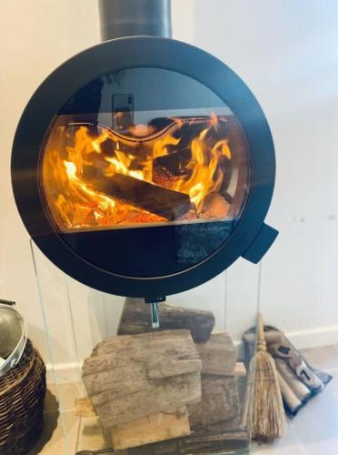 un feu brûle dans un four dans l'établissement Carantec Golf - Villa Shibumi, à Carantec