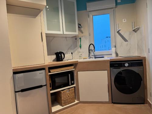 une cuisine avec un évier et un lave-vaisselle dans l'établissement À deux pas du métro parisien, à Romainville