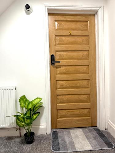 バーミンガムにあるEn-suite Rooms in beautiful Bournville Villageの植物の木の扉