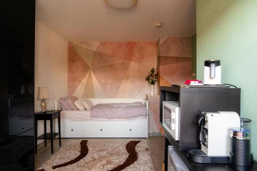 a bedroom with a bed with a geometric wall at Gemütliches Zimmer im Stuttgart Flughafen Messe in Ostfildern