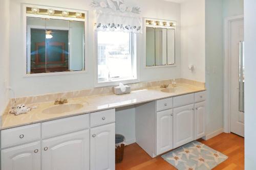 Ένα μπάνιο στο Sun Rayes - Pet friendly, waterfront with boat dock!