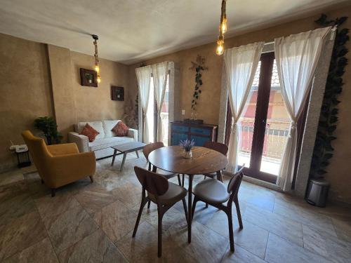 ein Wohnzimmer mit Tisch und Couch in der Unterkunft Loft Belterra¡Tu escape en Val'Quirico Centro! in Santeagueda