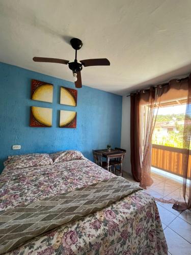 a bedroom with a bed and a ceiling fan at Solaris do Una in São Sebastião