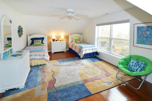 Postel nebo postele na pokoji v ubytování Sundance - In town with screened porch!