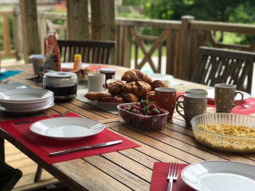 une table en bois avec de la nourriture dessus dans l'établissement Villa 5 bedrooms 4 bathrooms large swimming pool, à Moliets-et-Maa