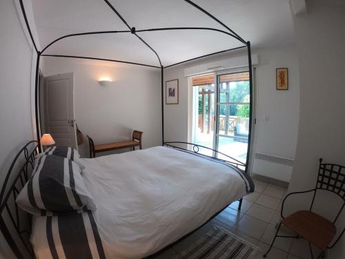 - une chambre avec un lit à baldaquin en fer dans l'établissement Villa 5 bedrooms 4 bathrooms large swimming pool, à Moliets-et-Maa